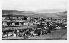 dobová pohlednice města s kostelem