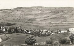 historické foto města s kostelem