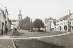 historické foto města s kostelem