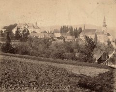 historická pohlednice města s kostelem (vpravo)