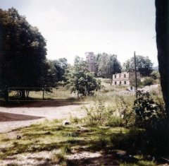 bourání Doupova - kostel v pozadí