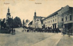 dobová pohlednice města s kostelem