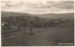 historické foto města s kostelem (uprostřed)