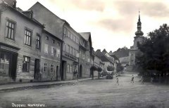 historické foto města s kostelem