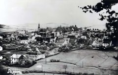 historické foto města s kostelem