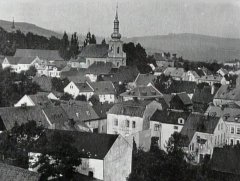 historické foto města s kostelem