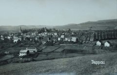 historické foto města s kostelem