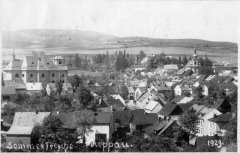 dobová pohlednice města s kostelem (vpravo)