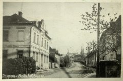 historická pohlednice části města s kostelem (v pozadí)