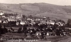 historické foto města s kostelem (vlevo)