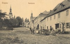 náměstí s kostelem