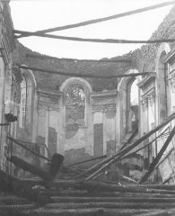 pohled do interiéru - zřícený presbytář