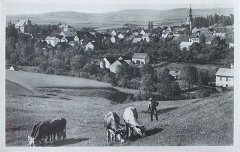 historické foto města s kostelem (vpravo)
