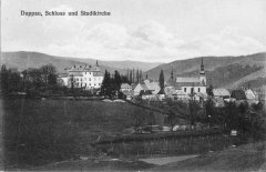 dobová pohlednice města s kostelem