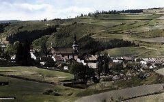 historické foto města s kostelem