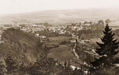 historické foto města s kostelem