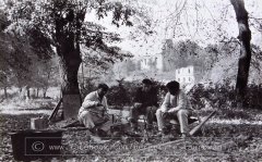 restaurátoři v Doupově - kostel v pozadí