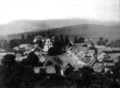 celkový pohled na město s kostelem