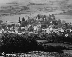 historické foto města s kostelem (vlevo od středu)
