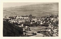 historické foto města s kostelem (vpravo)