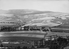 historické foto kostela se hřbitovem