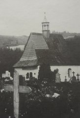 historické foto kostela se hřbitovem