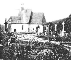 kostel obklopený hřbitovem