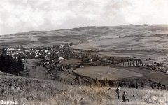 historická pohlednice s kostelem (na hřbitově vpravo)