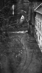 historické foto kostela (vstupní portál zcela vpravo)