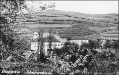 historické foto klášterního komplexu s kostelem