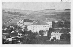 dobová pohlednice města s kostelem a jezuitskou kolejí