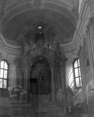 historické foto interiéru kostela - hlavní oltář