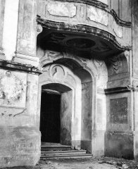 historické foto interiéru kostela - vchod pod kruchtou
