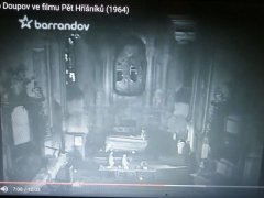 zadní část kostela ve filmu PĚT HŘÍŠNÍKŮ