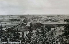 historické foto města s kostelem (vlevo od středu)