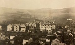 historické foto města s kostelem