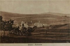 historické foto města s kostelem (vlevo)