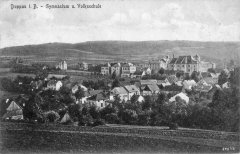 dobová pohlednice města s kostelem a jezuitskou kolejí