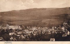 historické foto města s kostelem (vlevo)