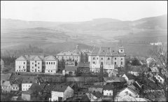 historické foto klášterního komplexu s kostelem