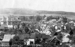 dobová pohlednice města s kostelem (vlevo)