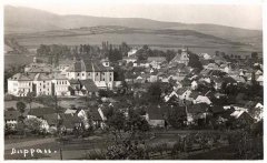 historické foto města s kostelem (vlevo od středu)