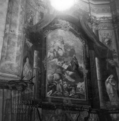 historické foto interiéru kostela  - boční oltář