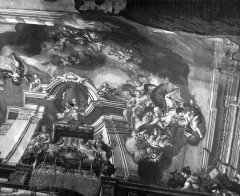 historické foto interiéru kostela - výmalba klenby