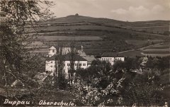 historické foto města s kostelem