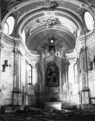 pohled do interiéru - zdevastovaný presbytář