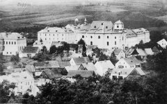 dobová pohlednice města s kostelem