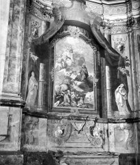 historické foto interiéru kostela - boční oltář