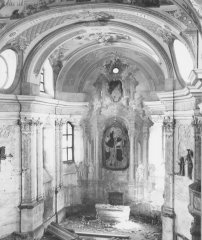 pohled do interiéru - zdevastovaný presbytář
