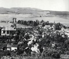 historické foto města s kostelem